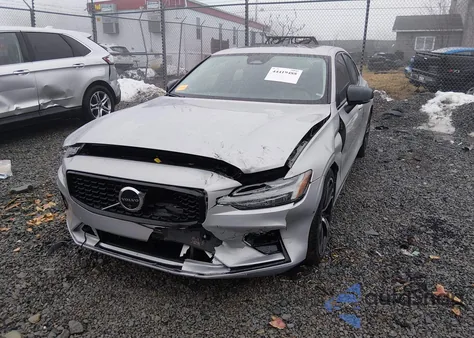 2024 Volvo S60 B5 Plus Dark Theme z USA, uszkodzony, nr VIN 7JRL12TL3RG314713